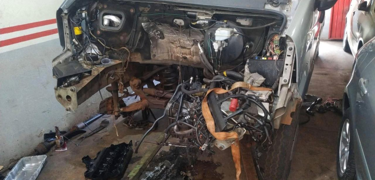Cofre do veículo totalmente preparado e limpo para receber o conjunto propulsor.