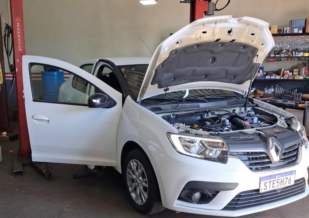 Veículo com capô aberto em inspeção na Executiva Automecânica