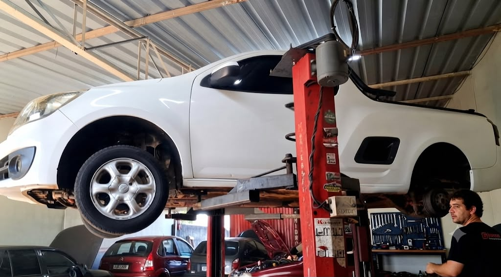 Box individual com elevador hidráulico atendendo veículo a gasolina, álcool e flex